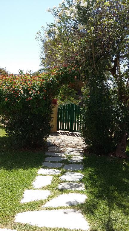 La Contea Acomodação com café da manhã SantʼAnna Arresi Exterior foto
